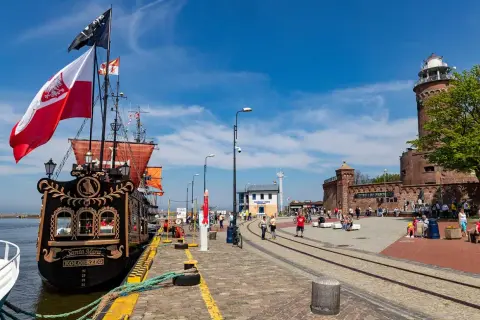 Piraten-Schiff "Santa Maria" in Kolberg, ein toller Geheimtipp für Familien. Im Hintergrund der Leuchtturm und die Promenade.