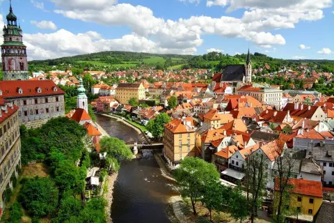 Malerische Altstadt mit Fluss, Burg und Kirchturm. Perfekt für Prag Ausflugstipps!