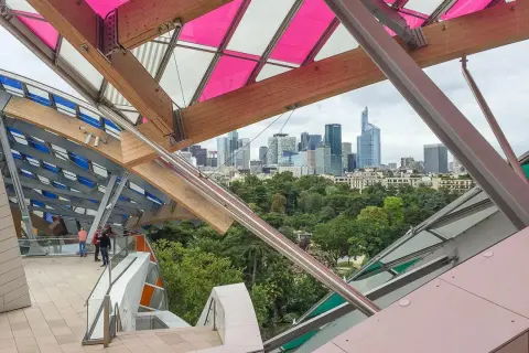Blick durch die Glasdachkonstruktion des Louis Vuitton Museums Paris auf die Skyline von La Défense.