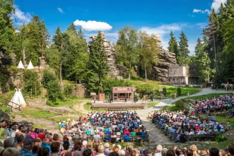 Wildwest-Spektakel im Erzgebirge: Ein Saloon, Indianerzelte und eine Bühne mit Darstellern. Ein Geheimtipp für Familien!