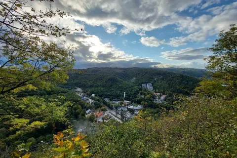 Blick ins Tal mit Häusern und Bäumen. Ein toller Ort für Butterberg wandern.