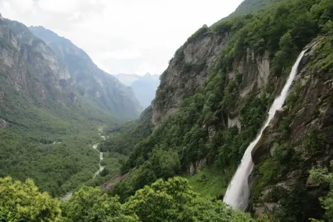 Ein atemberaubender Wasserfall stürzt in ein grünes Tal. Ein wahrer **Schweiz wandern Geheimtipp** für Naturliebhaber.
