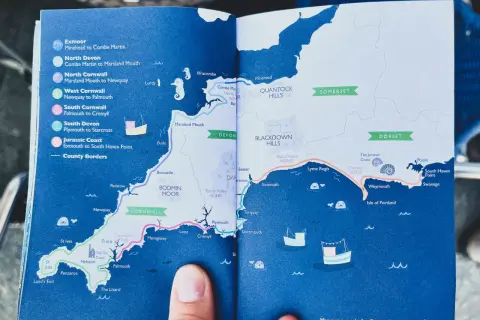 Karte der South West Coast Path Etappen von Exmoor bis zur Jurassic Coast. Zeigt Cornwall, Devon, Somerset und Dorset.