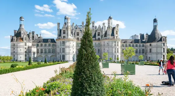 Schloss Chambord, ein Highlight für Tagesausflüge von Paris, mit seinen Türmen und Gärten.