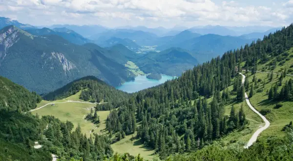 Traumhafte Berglandschaft mit türkisfarbenem See, ideal für Wandergebiete Deutschland.