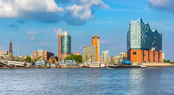 Ein perfektes Wochenende in Hamburg: Die Elbphilharmonie und moderne Hochhäuser ragen über dem Wasser auf, Schiffe gleiten vorbei.