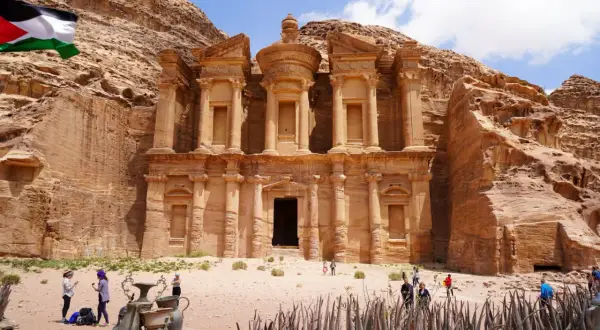 Petra, eines der neuen 7 Weltwunder, beeindruckt mit seiner Felsarchitektur. Eine palästinensische Flagge weht im Wind.