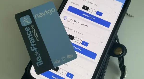 Navigo-Karte und Smartphone zeigen Optionen für den Pariser Nahverkehr.