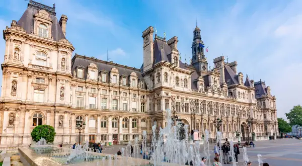Das Hôtel de Ville in Paris, ein prächtiges Gebäude mit Wasserspielen davor.