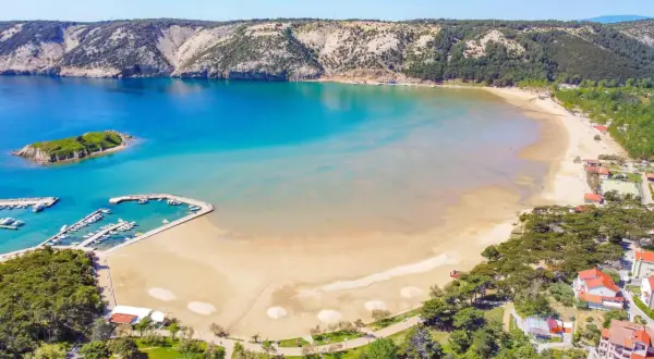 Traumhafte Bucht mit kleinem Inselchen und Yachthafen auf der Insel Rab. Ein echter Geheimtipp für einen entspannten Urlaub.