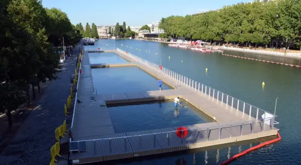 Schwimmen in Paris: Schwimmbecken auf dem Canal Saint-Martin, mit Menschen, die das Wasser genießen.