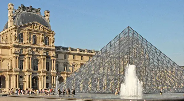 Louvre-Pyramide mit Wasserspielen. Informieren Sie sich über den Eintritt Louvre Preis, bevor Sie die Kunst bestaunen.