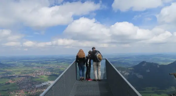 Familie genießt Panoramablick über Pfronten. Ein perfekter Ort für Geheimtipps und unvergessliche Ausblicke.