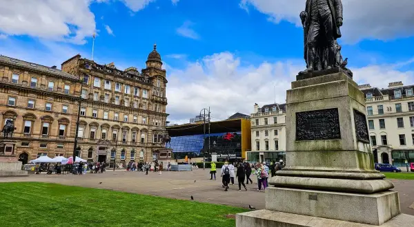 Denkmal im Zentrum von Glasgow. Hier kann man viel entdecken, von historischen Gebäuden bis zu modernen Glasfassaden.