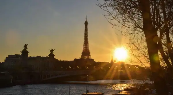 Sonnenuntergang über Paris mit Eiffelturm und Seine. Tolle Tipps für Ihren Paris-Besuch bei diesem Anblick.