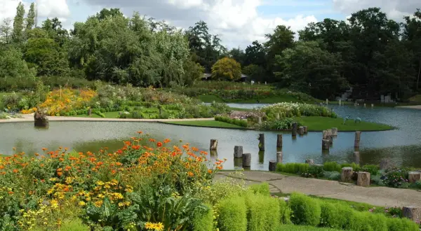 Blühende Parks in Paris mit Teichen, bunten Blumen und grünen Bäumen. Ein friedlicher Ort zum Entspannen.