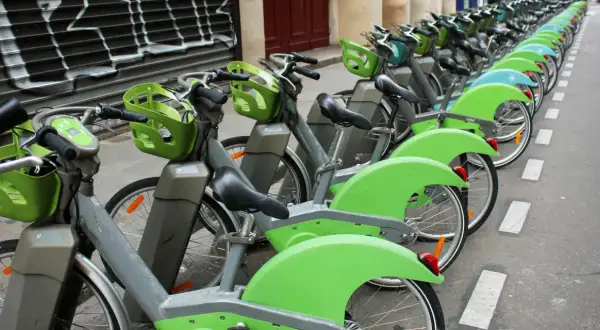 Reihe von Leihrädern in Paris, bereit für eine Tour durch die Stadt.
