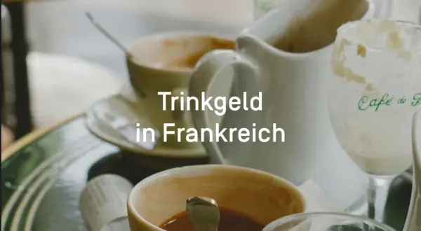 Kaffee und Milch in Paris. Ein Blick auf das Trinkgeld in Frankreich, das oft im Preis inbegriffen ist.