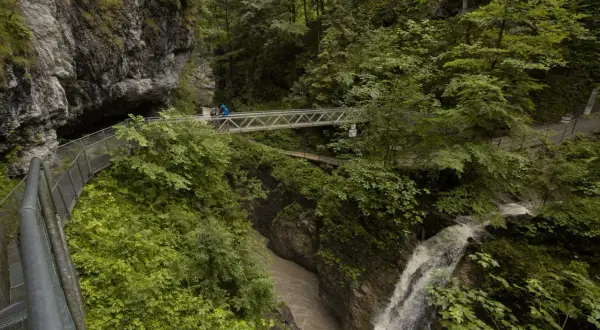 Wanderer überqueren eine Brücke in der Breitachklamm, ein beeindruckendes Naturerlebnis, das sich perfekt für eine Komoot-Tour eignet.