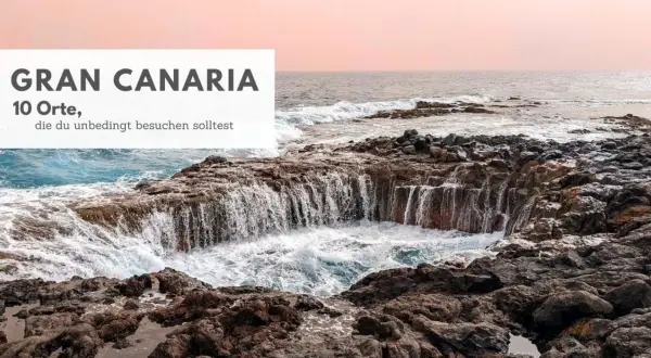 Felsige Küste mit tosenden Wellen, die in eine natürliche Felsformation stürzen. Gran Canaria Highlights: 10 Orte, die du besuchen solltest.