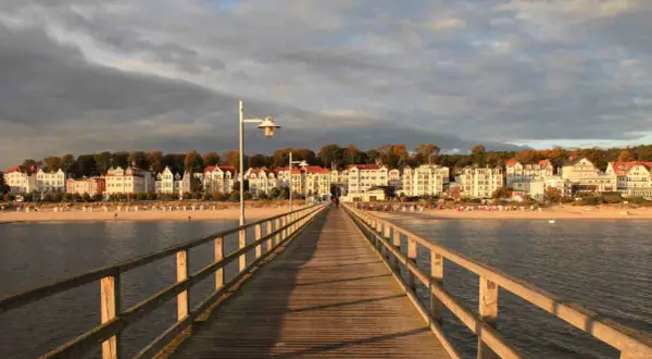 Holzbrücke führt zu einer Promenade mit Bäderarchitektur. Ein echter geheimtipp bansin für einen entspannten Urlaub am Meer.