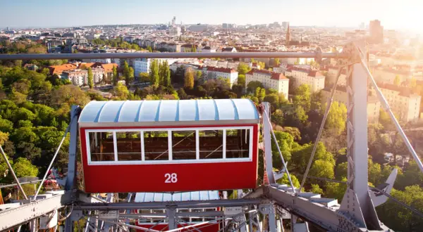 Wiener Riesenrad-Gondel mit Blick auf die Stadt. Ein Muss, was man in Wien gesehen haben muss, um die Skyline zu genießen.