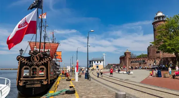 Piraten-Schiff "Santa Maria" in Kolberg, ein toller Geheimtipp für Familien. Im Hintergrund der Leuchtturm und die Promenade.
