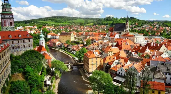 Malerische Altstadt mit Fluss, Burg und Kirchturm. Perfekt für Prag Ausflugstipps!