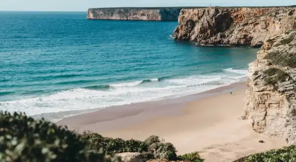 Atemberaubende Küstenlandschaft an der Algarve. Entdecken Sie versteckte Buchten und einsame Strände – echte Algarve Geheimtipps für Ruhesuchende.