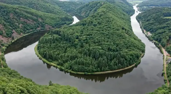 Schleife der Saar, ein wahres Paradies für Wanderer. Diese traumschleifen saarland-Route führt durch dichte Wälder und entlang des Flusses.