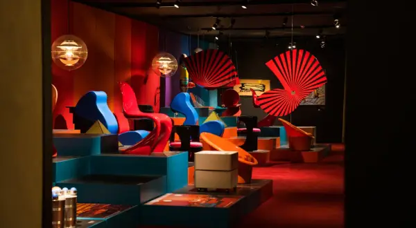 Bunte Stühle und Lampen in einer Ausstellung, die an einen regnerischen Tag in Kopenhagen erinnert.