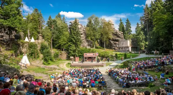 Wildwest-Spektakel im Erzgebirge: Ein Saloon, Indianerzelte und eine Bühne mit Darstellern. Ein Geheimtipp für Familien!