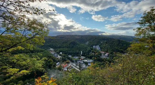 Blick ins Tal mit Häusern und Bäumen. Ein toller Ort für Butterberg wandern.