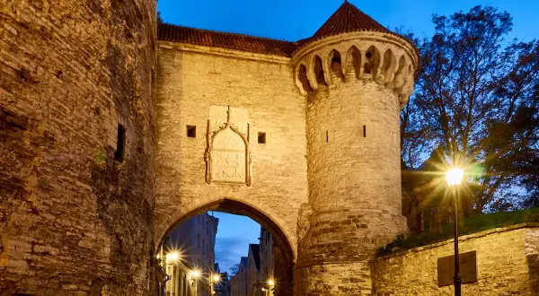 Historisches Stadttor in Tallinn bei Nacht. Ein echter Geheimtipp für Tallinn-Besucher, der zum Erkunden einlädt.