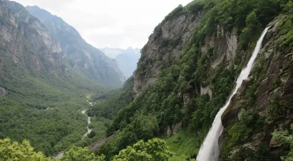 Ein atemberaubender Wasserfall stürzt in ein grünes Tal. Ein wahrer **Schweiz wandern Geheimtipp** für Naturliebhaber.