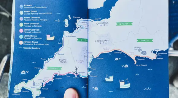 Karte der South West Coast Path Etappen von Exmoor bis zur Jurassic Coast. Zeigt Cornwall, Devon, Somerset und Dorset.