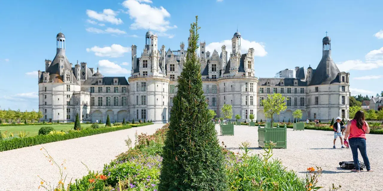Schloss Chambord, ein Highlight für Tagesausflüge von Paris, mit seinen Türmen und Gärten.