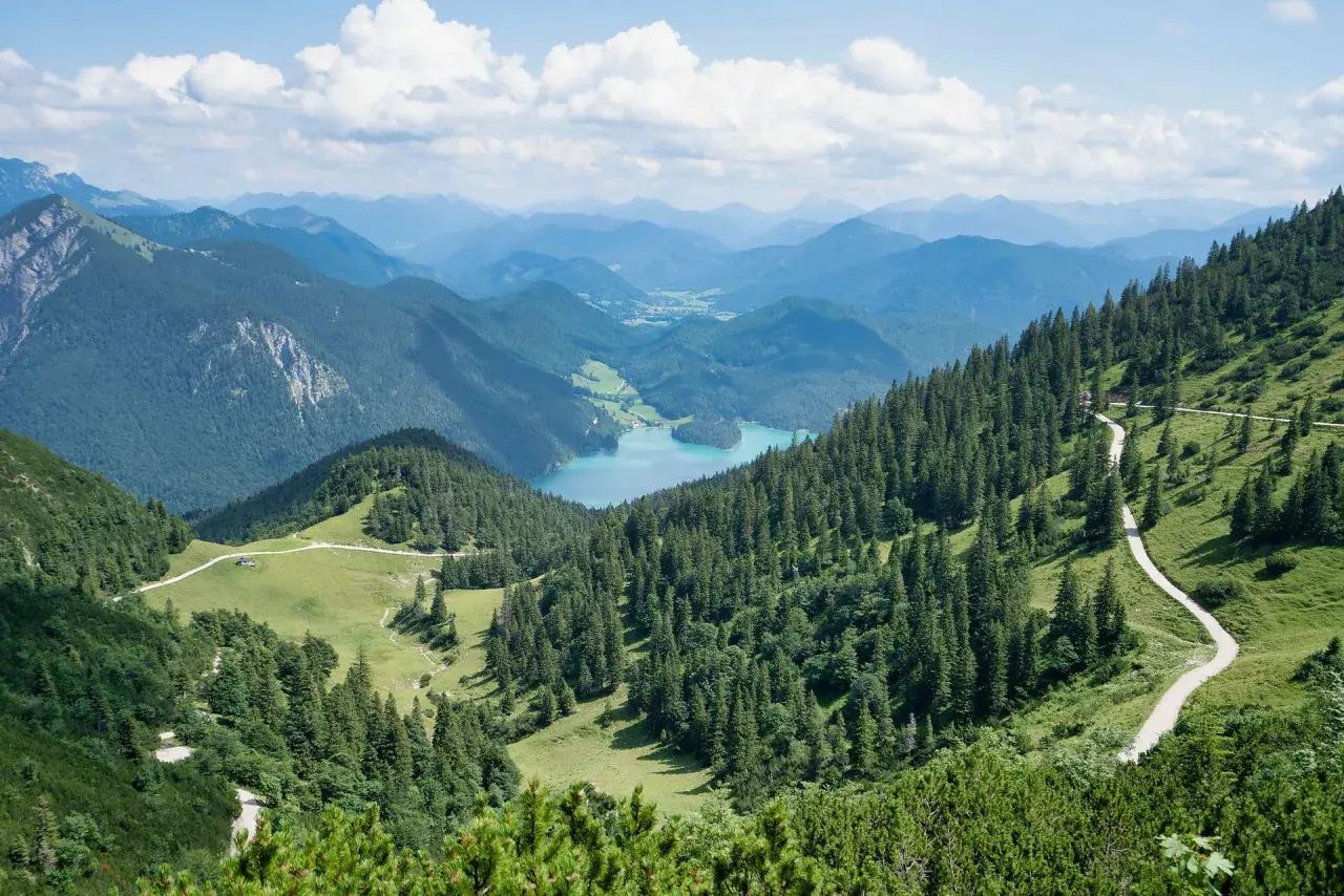 Traumhafte Berglandschaft mit türkisfarbenem See, ideal für Wandergebiete Deutschland.