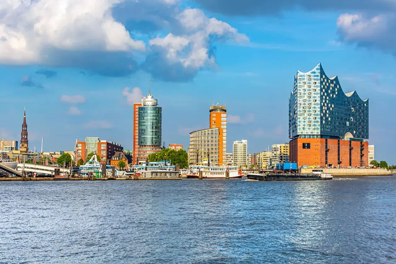 Ein perfektes Wochenende in Hamburg: Die Elbphilharmonie und moderne Hochhäuser ragen über dem Wasser auf, Schiffe gleiten vorbei.