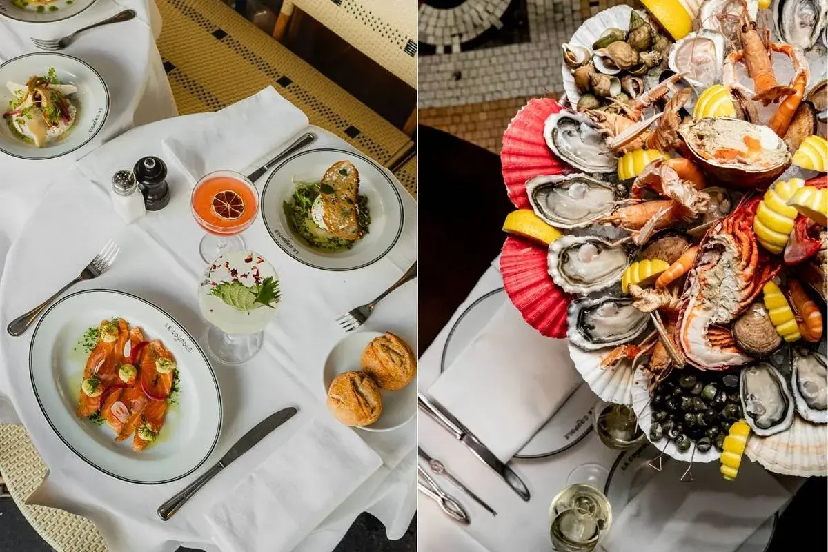 Festliches Meeresfrüchte-Platter mit Hummer, Austern und Garnelen, serviert auf Eis. Daneben ein Tisch im La Coupole Paris mit Lachs und Cocktails.