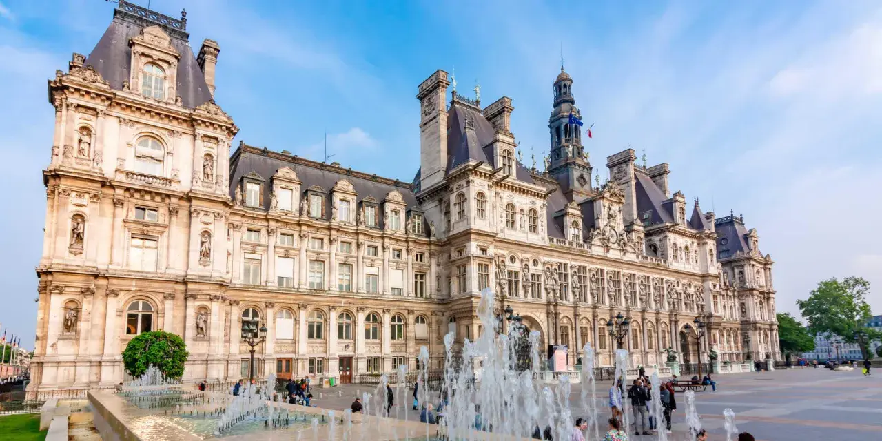 Das Hôtel de Ville in Paris, ein prächtiges Gebäude mit Wasserspielen davor.