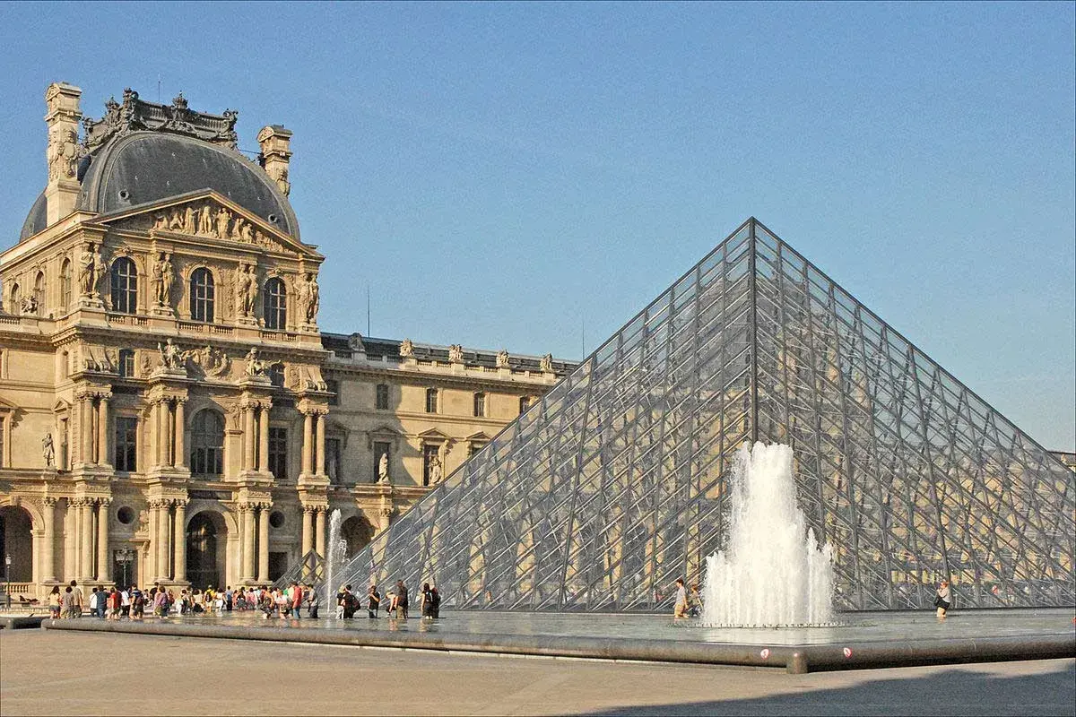 Louvre-Pyramide mit Wasserspielen. Informieren Sie sich über den Eintritt Louvre Preis, bevor Sie die Kunst bestaunen.