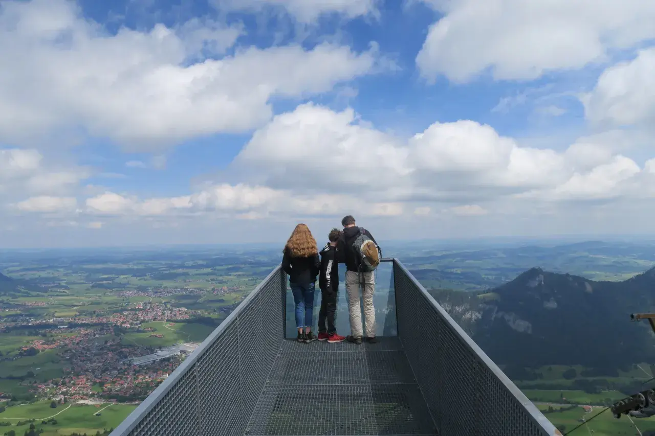 Familie genießt Panoramablick über Pfronten. Ein perfekter Ort für Geheimtipps und unvergessliche Ausblicke.