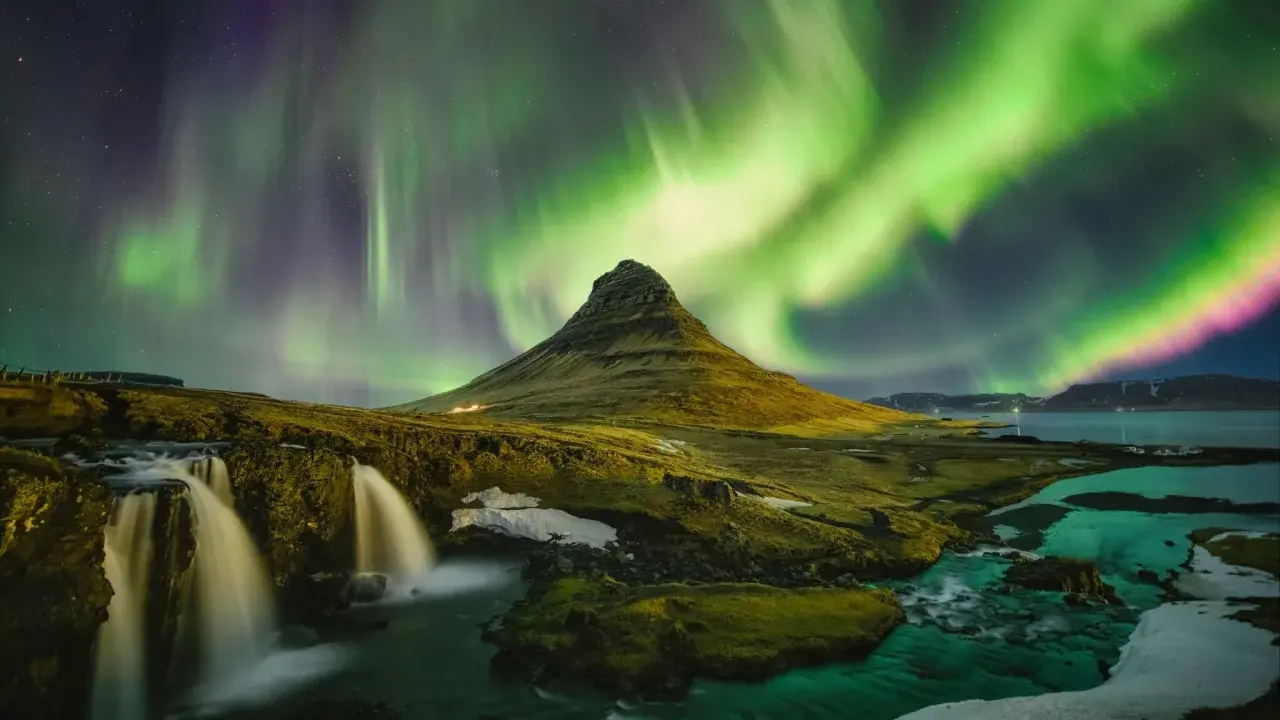 Spektakuläre Nordlichter über Kirkjufell. Meine island im dezember erfahrungen waren magisch: Wasserfälle, schneebedeckte Landschaft und das Himmelsballett.
