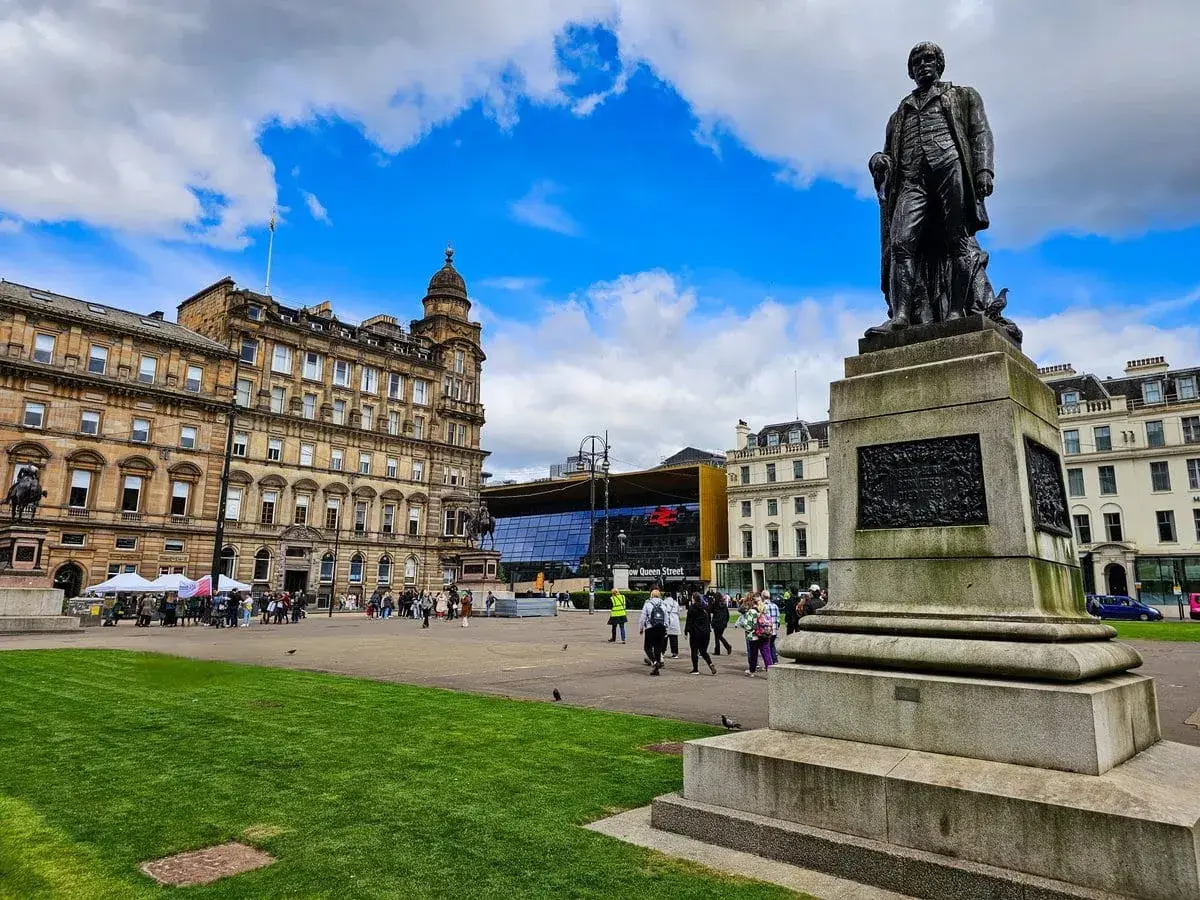 Denkmal im Zentrum von Glasgow. Hier kann man viel entdecken, von historischen Gebäuden bis zu modernen Glasfassaden.