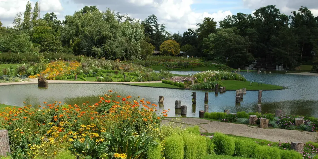 Blühende Parks in Paris mit Teichen, bunten Blumen und grünen Bäumen. Ein friedlicher Ort zum Entspannen.