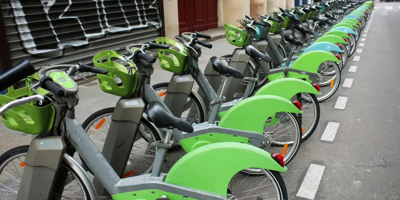 Reihe von Leihrädern in Paris, bereit für eine Tour durch die Stadt.