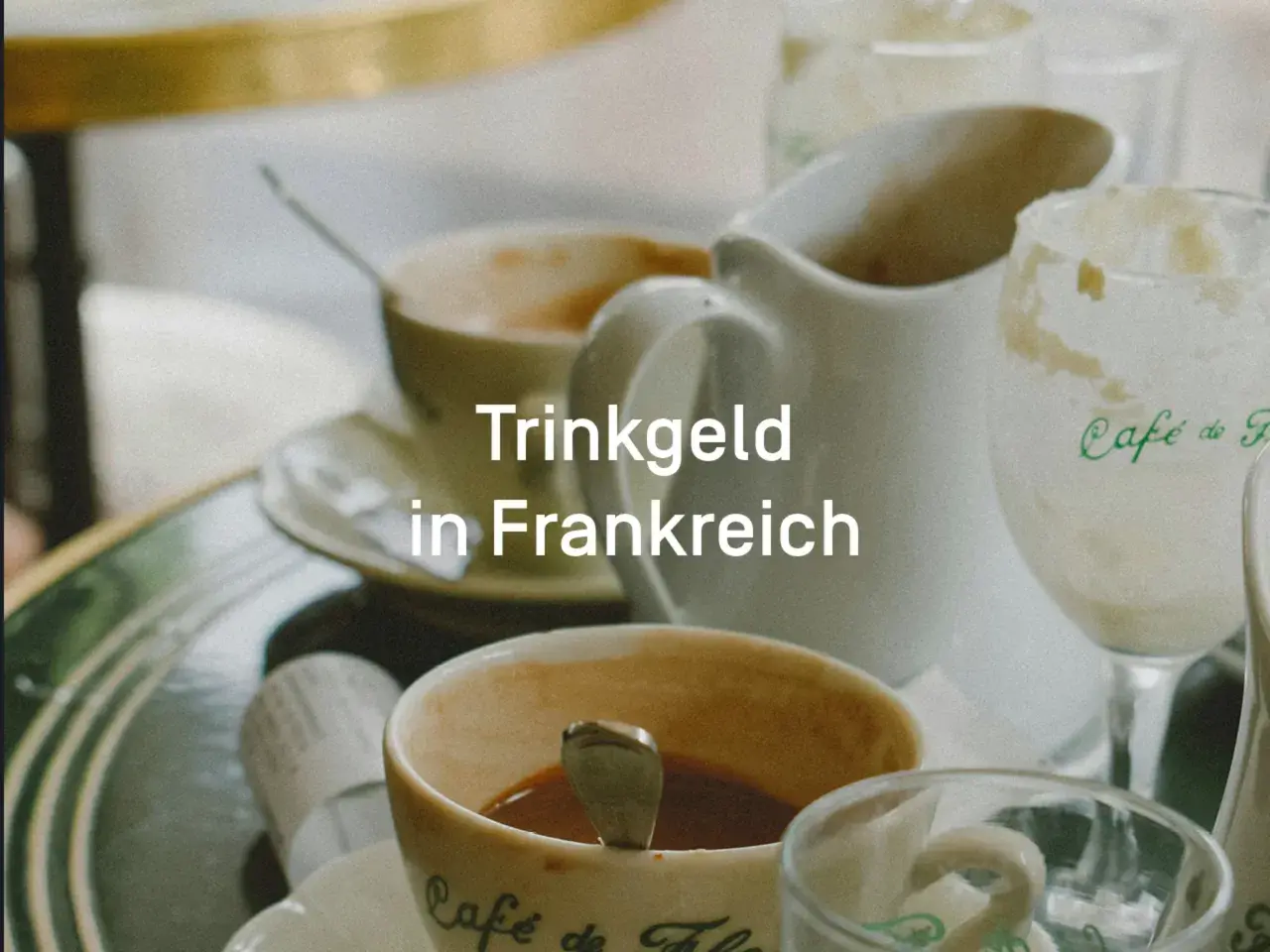 Kaffee und Milch in Paris. Ein Blick auf das Trinkgeld in Frankreich, das oft im Preis inbegriffen ist.
