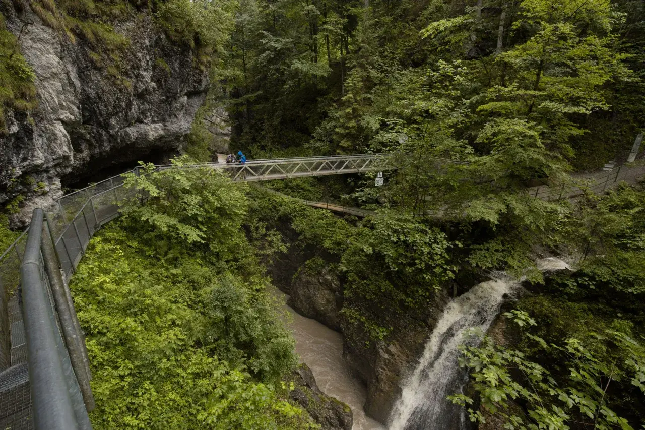 Wanderer überqueren eine Brücke in der Breitachklamm, ein beeindruckendes Naturerlebnis, das sich perfekt für eine Komoot-Tour eignet.