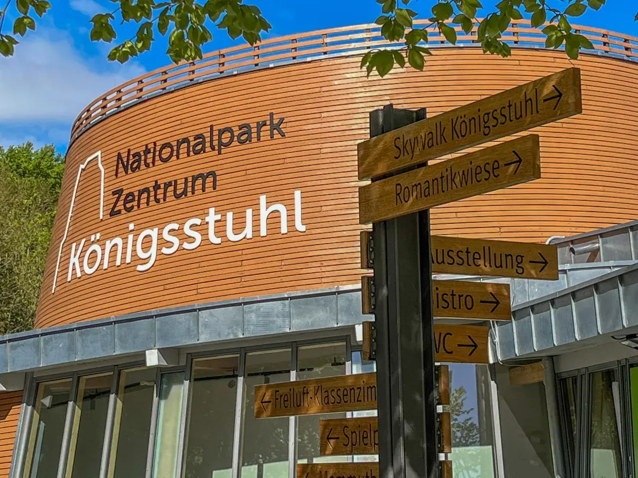 Wegweiser am Nationalpark Jasmund Zentrum Königsstuhl. Hier parken und den Skywalk, die Romantikwiese oder die Ausstellung erkunden.